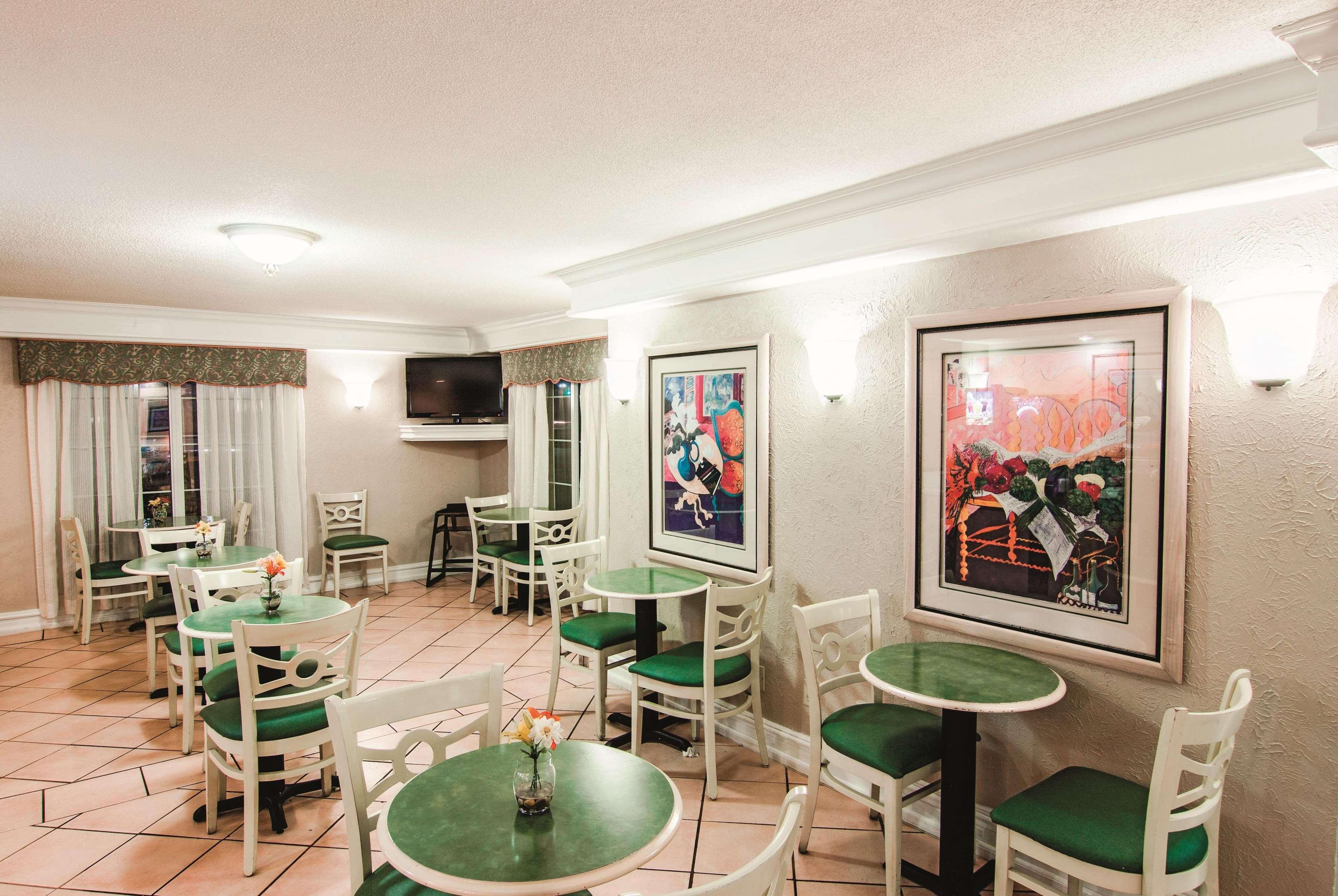 La Quinta Inn By Wyndham Indianapolis Airport Lynhurst Exterior foto
